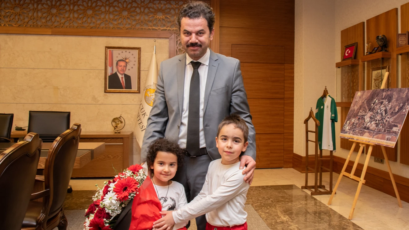 Rektör Yılmaz, makamını çocuklara devretti